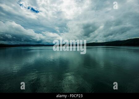 Tempestoso paesaggio lacustre. Il lago Solinskie in Polonia, l'Europa. Solina. Le tempeste in Bieszczady. Foto Stock