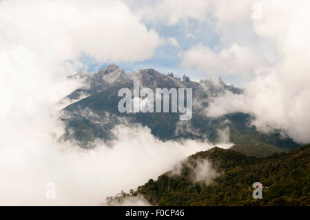 Mount Kinabalu velato da nuvole - Borneo - Malesia Foto Stock