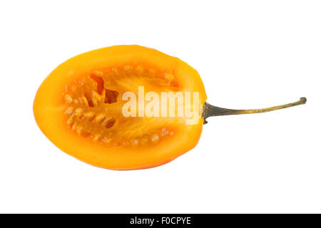 Close-up di un affettato tamarillo (anche noto come albero di pomodoro (Solanum betaceum) visto dalla parte anteriore isolato su sfondo bianco Foto Stock