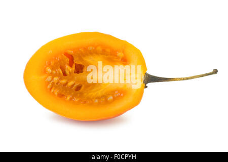 Close-up di un affettato tamarillo (anche noto come albero di pomodoro (Solanum betaceum) visto dalla parte anteriore isolato su sfondo bianco Foto Stock