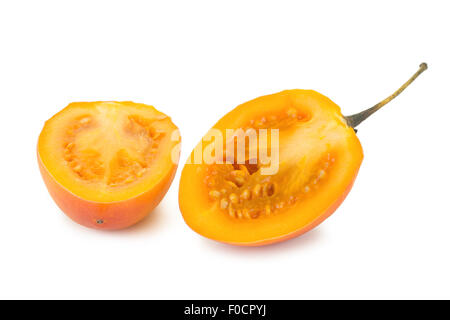 Close-up di un maturo tamarillo (anche noto come albero di pomodoro (Solanum betaceum) tagliato a metà isolato su sfondo bianco. Foto Stock