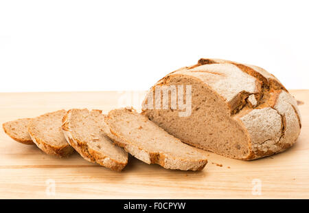 Fresche a fette di pane di segale - studio shot con uno sfondo bianco Foto Stock