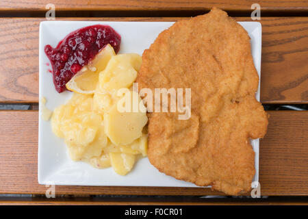 La carne di maiale Wiener Schnitzel con insalata di patate Foto Stock