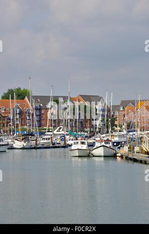 Barche a vela e barche ormeggiate nel porto di Weymouth Dorset, Inghilterra Foto Stock