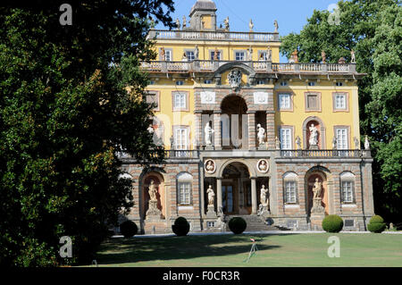 La facciata anteriore della Villa Torrigiani nei suoi colori distintivi presi dalla pietra grigia e intonaco ocra. Foto Stock