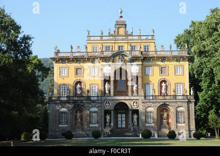 La facciata anteriore della Villa Torrigiani nei suoi colori distintivi presi dalla pietra grigia e intonaco ocra. Foto Stock