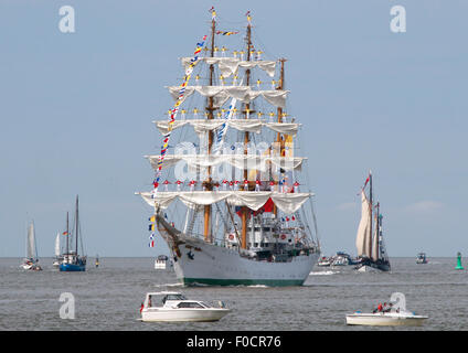 Bremerhaven, Germania. 12 Ago, 2015. I marinai stand nei cantieri dell'tall ship "Gloria' dalla Colombia come vele durante la parata di apertura sul Weser vicino a Bremerhaven, Germania settentrionale, mercoledì 12 agosto, 2015. Circa 300 navi prendono parte alla parata che apre il festival. Credito: Focke Strangmann/Alamy Live News Foto Stock