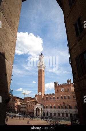Piazza del Campo si trova nel cuore di Siena una bella città medievale in Toscana Italia. Foto Stock