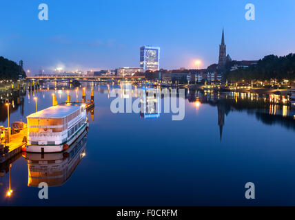 Fiume Weser, grande fiume della Germania occidentale che serve come un importante arteria di trasporto da Bremerhaven e Brema. Foto Stock