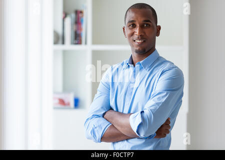 Ritratto di un giovane africano American business man - nero di persone Foto Stock