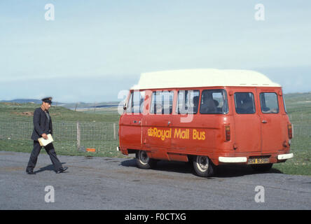 Portalettere e Royal Mail Bus Post Isola di North Uist Ebridi Esterne della Scozia 1981 Foto Stock