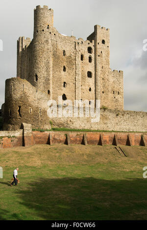 Il vecchio uomo che cammina cane nel fossato del castello di Rochester nel Kent, England, Regno Unito Foto Stock