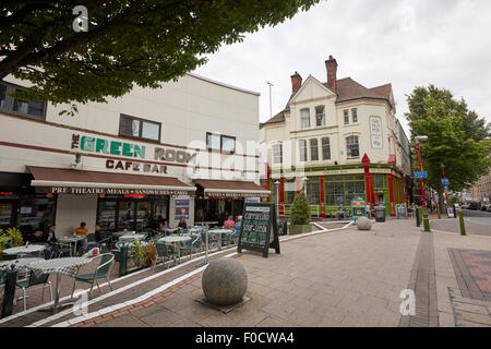 La camera verde cafe bar e la vecchia volpe pub dell'Arcadian Centre hurst street Birmingham REGNO UNITO Foto Stock