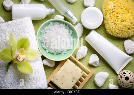 Spa sale,l'olio essenziale,asciugamano e fioritura di orchidee. Foto Stock