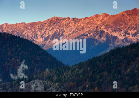 La luce del mattino sulla Piatra Craiului massiccio, Piatra Craiului National Park, Transilvania meridionale, le montagne dei Carpazi, Romania, Ottobre 2008 Foto Stock