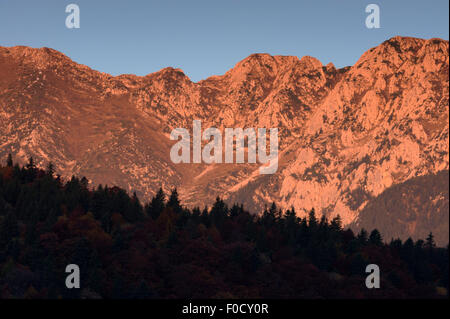 La luce del mattino sulla Piatra Craiului massiccio, Piatra Craiului National Park, Transilvania meridionale, le montagne dei Carpazi, Romania, Ottobre 2008 Foto Stock