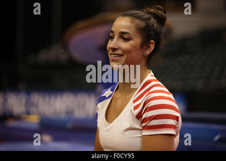 Indianapolis NEGLI STATI UNITI. 13 Ago, 2015. 2012 Campione olimpionico Alexandra Raisman del Brestyan la ginnastica si riscalda prima del 2015 P&G ginnastica campionati, che si terrà il Agosto 13-16, a Bankers Life Fieldhouse.Melissa J. Perenson/CSM/Alamy Live News Foto Stock