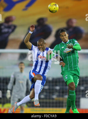 Kilmarnock, in Scozia. 12 Ago, 2015. Premiership scozzese. Kilmarnock versus celtico. Virgilio van Dijk e Josh Magennis battaglia nell'aria Credito: Azione Sport Plus/Alamy Live News Foto Stock