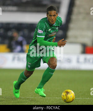 Kilmarnock, in Scozia. 12 Ago, 2015. Premiership scozzese. Kilmarnock versus celtico. Virgilio van Dijk sulla sfera Credito: Azione Sport Plus/Alamy Live News Foto Stock