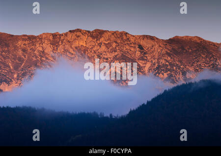 Nebbia nella parte anteriore della Piatra Craiului massiccio, Piatra Craiului National Park, Transilvania meridionale, le montagne dei Carpazi, Romania, Ottobre 2008 Foto Stock