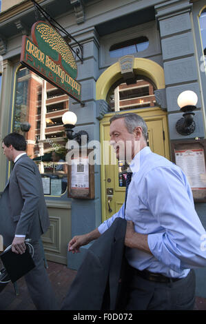 Ann Arbor, MI, Stati Uniti d'America. 12 Ago, 2015. Martin O'Malley, democratico alla presidenza e di speranza ed ex Governatore del Maryland, passeggiate per la sua raccolta di fondi presso Arbor Brewing Company di Ann Arbor, MI il Ago 12, 2015. Credito: Mark Bialek/ZUMA filo/Alamy Live News Foto Stock