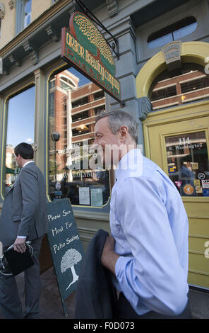 Ann Arbor, MI, Stati Uniti d'America. 12 Ago, 2015. Martin O'Malley, democratico alla presidenza e di speranza ed ex Governatore del Maryland, passeggiate per la sua raccolta di fondi presso Arbor Brewing Company di Ann Arbor, MI il Ago 12, 2015. Credito: Mark Bialek/ZUMA filo/Alamy Live News Foto Stock