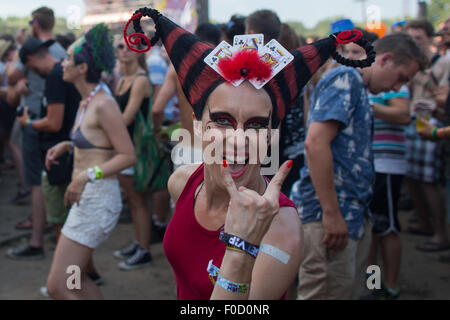 Budapest, Ungheria. 12 Ago, 2015. Un festival-goer ascoltare musica durante il Sziget (ungherese per "isola") Festival sull'Isola di Obuda a Budapest, in Ungheria, il 12 agosto 2015. Il ventitreesimo Sziget Festival che si tiene dal 10 agosto al 17 era uno dei più grandi festival di musica in Europa. Credito: Attila Volgyi/Xinhua/Alamy Live News Foto Stock