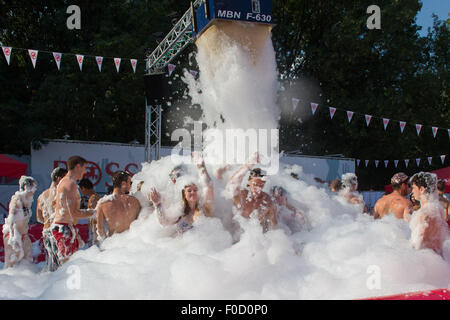 Budapest, Ungheria. 12 Ago, 2015. Agli spettatori del festival godetevi un bagno di schiuma in estate calore durante il Sziget (ungherese per "isola") Festival sull'Isola di Obuda a Budapest, in Ungheria, il 12 agosto 2015. Il ventitreesimo Sziget Festival che si tiene dal 10 agosto al 17 era uno dei più grandi festival di musica in Europa. Credito: Attila Volgyi/Xinhua/Alamy Live News Foto Stock