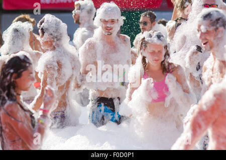 Budapest, Ungheria. 12 Ago, 2015. Agli spettatori del festival godetevi un bagno di schiuma in estate calore durante il Sziget (ungherese per "isola") Festival sull'Isola di Obuda a Budapest, in Ungheria, il 12 agosto 2015. Il ventitreesimo Sziget Festival che si tiene dal 10 agosto al 17 era uno dei più grandi festival di musica in Europa. Credito: Attila Volgyi/Xinhua/Alamy Live News Foto Stock