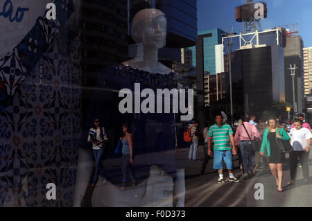 Sao Paulo, Brasile. 12 Ago, 2015. La gente a piedi passato un negozio di vetrina nella città di Sao Paulo il Agosto 12, 2015. Secondo le informazioni rilasciate dall'Istituto Brasiliano di Geografia e Statistica, del Brasile per le vendite al dettaglio nel mese di giugno sono diminuiti per il quinto mese consecutivo. © Rahel Patrasso/Xinhua/Alamy Live News Foto Stock