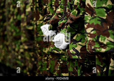 Due soldati in uniforme di mimetizzazione con le mani dietro le spalle Foto Stock