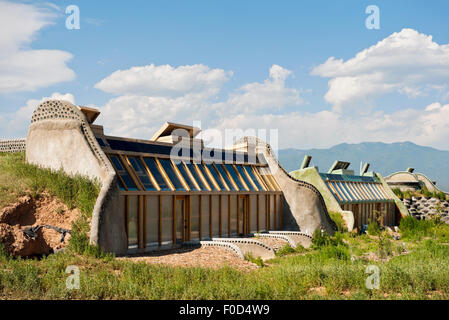 Earthship è una vita sostenibile complesso realizzato interamente con materiali riciclabili. È solo un breve tratto di auto da Taos New Mexico. Foto Stock