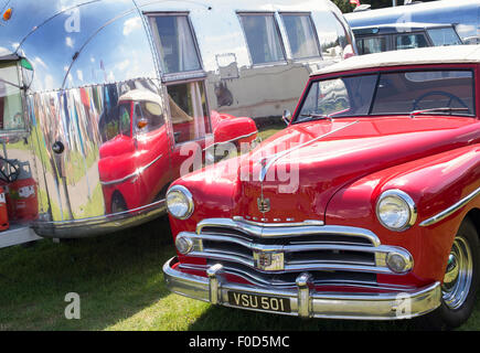 Dodge viandante vettura americana si riflette in una roulotte Airstream a un vintage retrò festival. Regno Unito Foto Stock