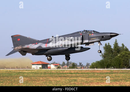 Aviazione turca F-4E 2020 Terminator decollare da Izmir, in Turchia. Questo velivolo si è schiantato il 25 febbraio 2015. Foto Stock