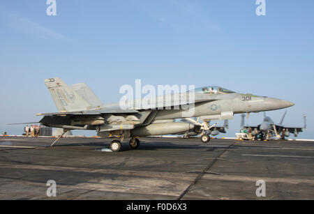 Un F/A-18E Super Hornet assegnato all'Knighthawks di Strike Fighter Squadron 136 (VFA-136), rende un arrestato lo sbarco a bordo N Foto Stock