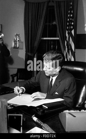 Il presidente John F. Kennedy firma la Cuba Annuncio di quarantena all Ufficio Ovale. Foto Stock