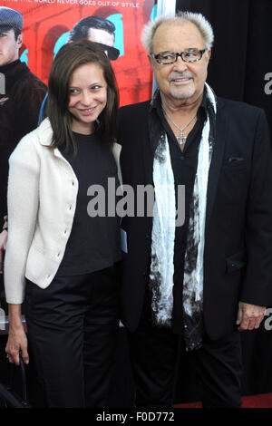 Jessica Joffe e Mick Jones frequentando il 'l'uomo dall'U.N.C.L.E.' premiere al Teatro Ziegfeld su agosto 10, 2015 a New York City/picture alliance Foto Stock