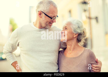 Coppia senior sulla strada di città Foto Stock