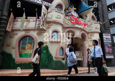 Tokyo, Giappone. 13 Ago, 2015. I pedoni a piedi passano un Disney store in Shibuya area dello shopping, il 13 agosto 2015, Tokyo, Giappone. Walt Disney Company si è scusato dopo un giapponese tweet che traduce come ''un giorno di nessuna importanza'' è stata rilasciata il 9 Agosto; il settantesimo anniversario di Nagasaki bombardamento atomico. La versione originale in inglese tweet è stato inteso come un riferimento a ''Alice nel Paese delle Meraviglie" e desiderava che i seguaci di un ''molto merry unbirthday" ma quando tradotto in giapponese è venuto fuori come un giorno di nessuna importanza. Credito: Aflo Co. Ltd./Alamy Live News Foto Stock