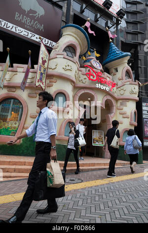 Tokyo, Giappone. 13 Ago, 2015. I pedoni a piedi passano un Disney store in Shibuya area dello shopping, il 13 agosto 2015, Tokyo, Giappone. Walt Disney Company si è scusato dopo un giapponese tweet che traduce come ''un giorno di nessuna importanza'' è stata rilasciata il 9 Agosto; il settantesimo anniversario di Nagasaki bombardamento atomico. La versione originale in inglese tweet è stato inteso come un riferimento a ''Alice nel Paese delle Meraviglie" e desiderava che i seguaci di un ''molto merry unbirthday" ma quando tradotto in giapponese è venuto fuori come un giorno di nessuna importanza. Credito: Aflo Co. Ltd./Alamy Live News Foto Stock