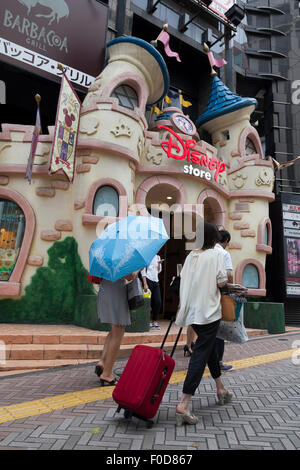 Tokyo, Giappone. 13 Ago, 2015. I pedoni a piedi passano un Disney store in Shibuya area dello shopping, il 13 agosto 2015, Tokyo, Giappone. Walt Disney Company si è scusato dopo un giapponese tweet che traduce come ''un giorno di nessuna importanza'' è stata rilasciata il 9 Agosto; il settantesimo anniversario di Nagasaki bombardamento atomico. La versione originale in inglese tweet è stato inteso come un riferimento a ''Alice nel Paese delle Meraviglie" e desiderava che i seguaci di un ''molto merry unbirthday" ma quando tradotto in giapponese è venuto fuori come un giorno di nessuna importanza. Credito: Aflo Co. Ltd./Alamy Live News Foto Stock