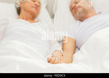 Close up di coppia senior dormire a bad a casa Foto Stock