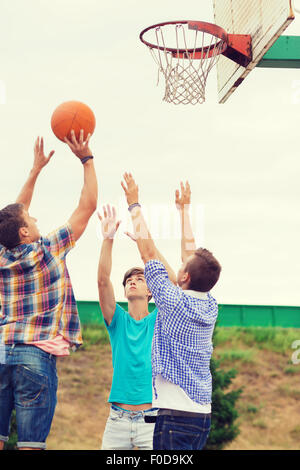 Un gruppo di ragazzi giocare a basket Foto Stock