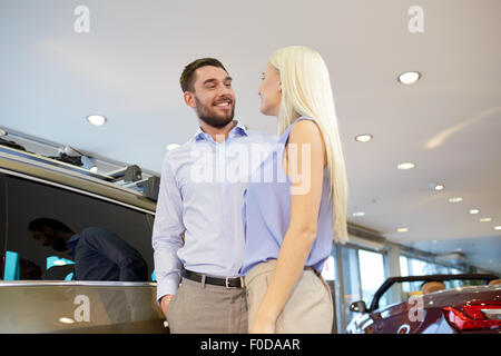 Coppia felice l'acquisto di auto in auto show o salon Foto Stock