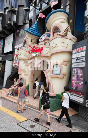 Tokyo, Giappone. 13 Ago, 2015. I pedoni a piedi passano un Disney store in Shibuya area dello shopping, il 13 agosto 2015, Tokyo, Giappone. Walt Disney Company si è scusato dopo un giapponese tweet che traduce come ''un giorno di nessuna importanza'' è stata rilasciata il 9 Agosto; il settantesimo anniversario di Nagasaki bombardamento atomico. La versione originale in inglese tweet è stato inteso come un riferimento a ''Alice nel Paese delle Meraviglie" e desiderava che i seguaci di un ''molto merry unbirthday" ma quando tradotto in giapponese è venuto fuori come un giorno di nessuna importanza. Credito: Aflo Co. Ltd./Alamy Live News Foto Stock