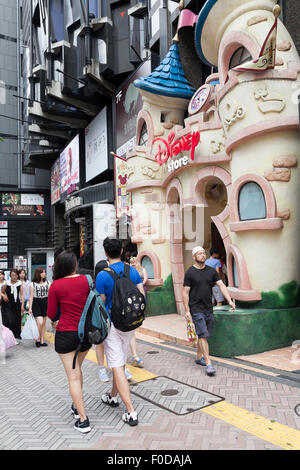 Tokyo, Giappone. 13 Ago, 2015. I pedoni a piedi passano un Disney store in Shibuya area dello shopping, il 13 agosto 2015, Tokyo, Giappone. Walt Disney Company si è scusato dopo un giapponese tweet che traduce come ''un giorno di nessuna importanza'' è stata rilasciata il 9 Agosto; il settantesimo anniversario di Nagasaki bombardamento atomico. La versione originale in inglese tweet è stato inteso come un riferimento a ''Alice nel Paese delle Meraviglie" e desiderava che i seguaci di un ''molto merry unbirthday" ma quando tradotto in giapponese è venuto fuori come un giorno di nessuna importanza. Credito: Aflo Co. Ltd./Alamy Live News Foto Stock