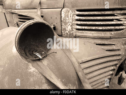 Primo piano di rusty abbandonato carrello in tonalità seppia Foto Stock