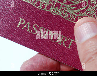 Primo piano della mano che tiene un passaporto del Regno Unito Foto Stock