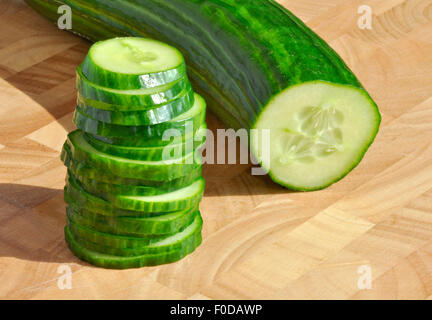 Vista dettagliata del cetriolo affettato sul tagliere di legno Foto Stock