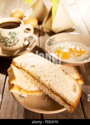 Cinese tradizionale stile Malese colazione, kaya burro tostato, nasi lemak e uova sode con il caffè. Il frattale sulla tazza è Foto Stock